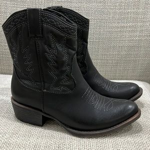 Short boots size 6